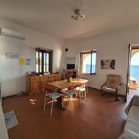 Leone Apartment *